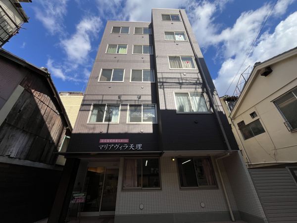 高層の建物外観