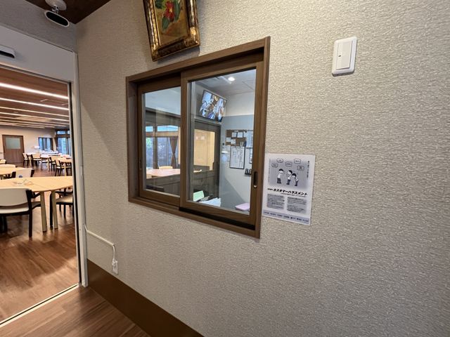 掲示物のある廊下 廊下 掲示物が設置された廊下です。施設内の情報が分かりやすく掲示されていますので、日常的な説明に役立ちます。