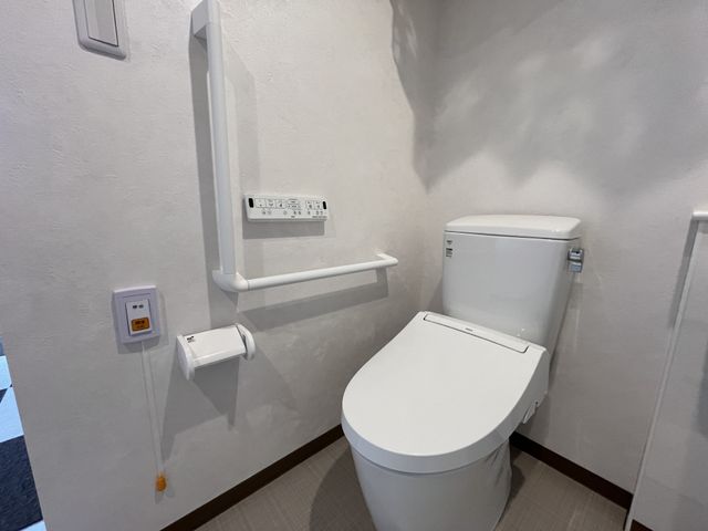 白い便器と手すりのトイレ トイレ 安全を考慮した手すり付きのトイレです。明るく清潔な空間となっていますので安心してお使いいただけます。