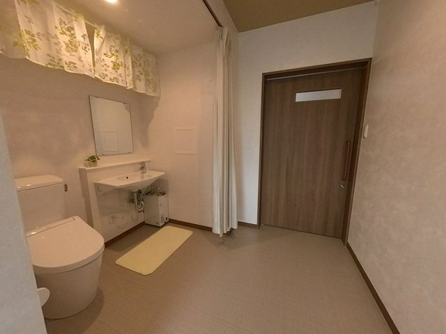 清潔なトイレ トイレ 自然光が入る明るく清潔な空間です。安全に配慮した設計で、安心して使用できます。