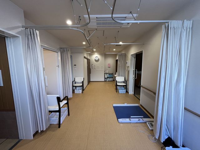 医療設備のある部屋 機能訓練室 落ち着いた雰囲気でリハビリに集中できるスペースです。各種器具が整備されています。