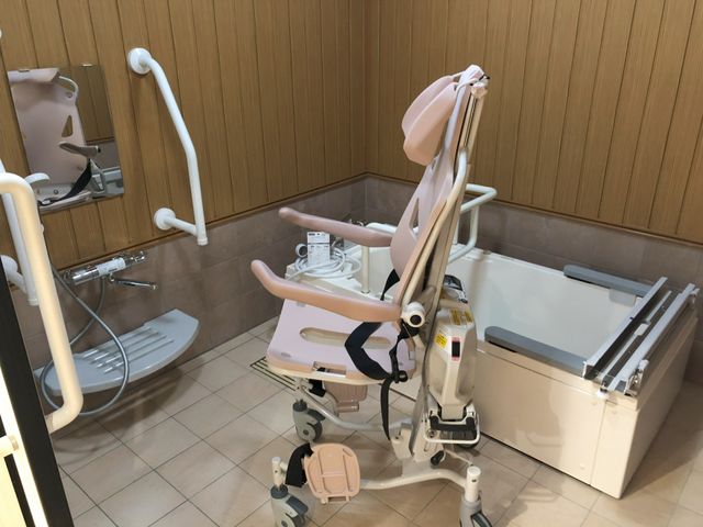 設備整った介護用浴室 浴室 最新の介護設傼が整った浴室で、利用者様の快適な入浴をサポートするやりがいのある職場です。