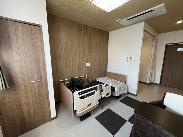 落ち着いた居室 居室 落ち着いたトーンの居室は、快適に過ごせる空間になっています。ゆったりとしたプライベートな時間を過ごせます。