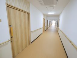 明るく清潔な廊下