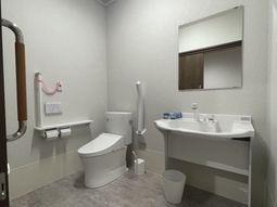 バリアフリー設計の浴室