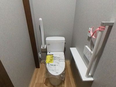 手すり付きのきれいなトイレ