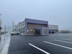 広々とした駐車場と建物外観