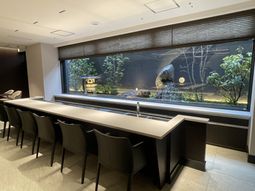 広い窓のラウンジ