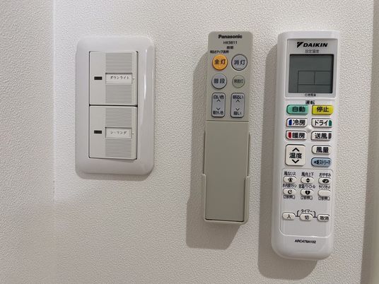 エアコンのリモコンと操作パネル