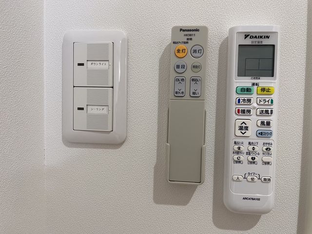 エアコンのリモコンと操作パネル