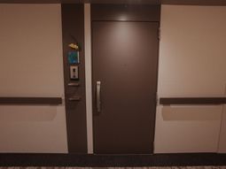 落ち着いた扉の廊下