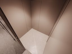 静かなエレベーター内