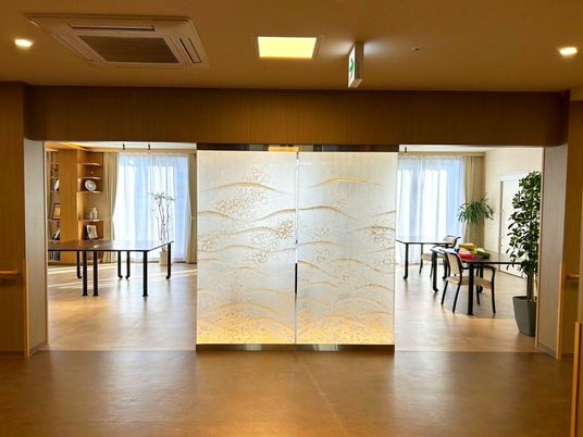 自然光の入る明るい室内