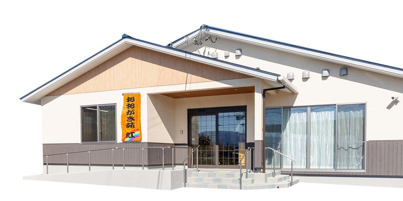 歓迎の旗が飾られた建物外観