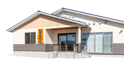 歓迎の旗が飾られた建物外観