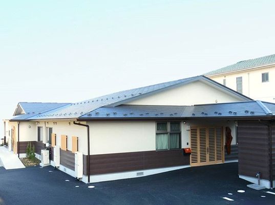 広い屋根の外観