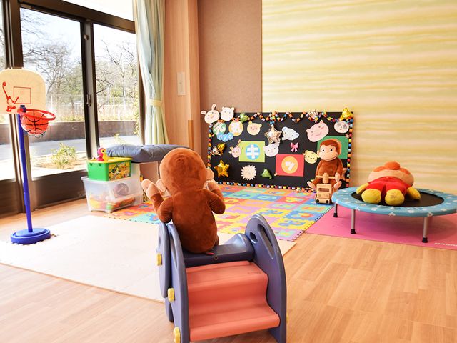 明るい遊び場スペース 多目的室 自然光が差し込む、楽しさいっぱいの空間です。子どもたちが自由に遊べる環境が整っています。