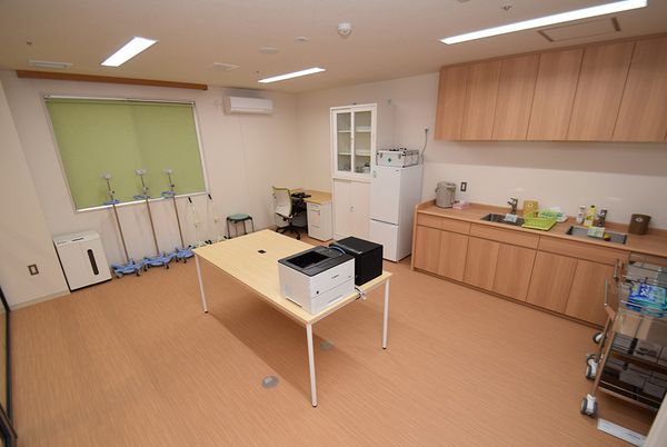 機器のある明るい部屋