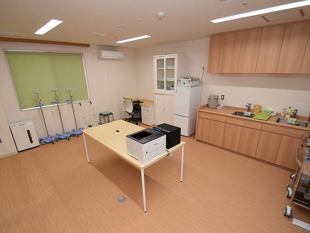 機器のある明るい部屋 機能訓練室 広々とした訓練室です。自然光がたっぷり入り、設備が整う快適な空間です。