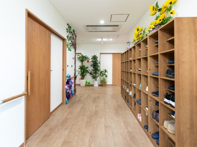 明るい廊下エンド エントランス 手すりが設置された温かみのある廊下です。清潔感があり、安全に歩けるよう配慮されています。