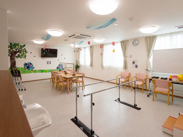 広々とした機能訓練室 機能訓練室 ゆったりとした機能訓練室でのびのびと体を動かせます。明るい空間で健やかな毎日をサポートします。