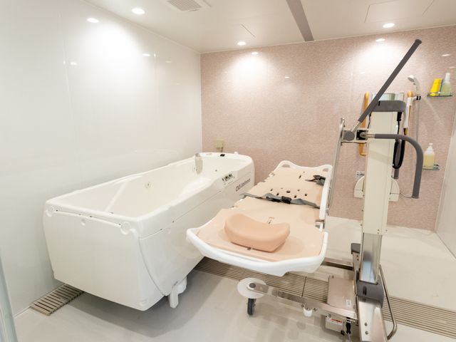 介護向け浴室設備 浴室 広々とした浴室には、入浴をサポートする機器が整っており、安心してご利用いただけます。