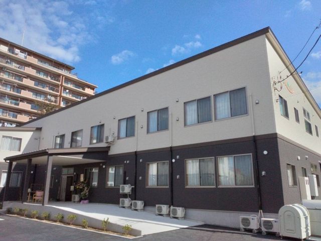 清潔感のある施設外観 外観 外観から感じられる清潔さと整備された環境が、スタッフとして働くやる気に繋がります。安定した職場をお探しの方におすすめです。