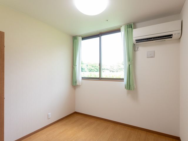 明るい独居室 居室 ゆったりとした空間の居室です。窓から自然光が差し込み、快適な生活をサポートします。