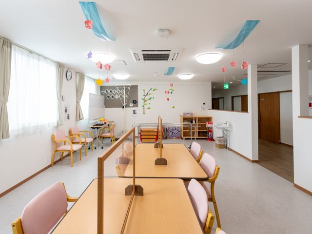 共有スペースの居心地の良さ ダイニングルーム ゆとりあるダイニングルームで、入居者が明るく穏やかなひと時を過ごしています。装飾も心を和ませる工夫が感じられます。