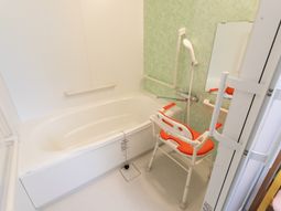 バリアフリー設計の浴室
