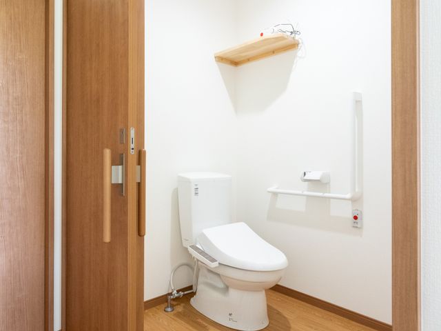 清潔感のあるトイレ空間 トイレ 手すり付きで安全性を考慮したトイレ空間です。ゆったりとした設計で利用しやすいです。