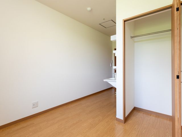 ゆとりある居室の一部 居室 清潔感のある居室の一角をご覧いただけます。ミニマルで落ち着いた雰囲気が自分だけの時間を大切にする方に適しています。