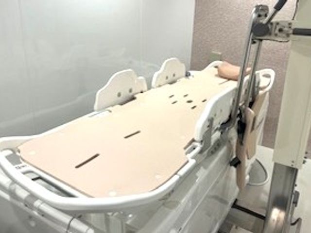 充実のリフトバス設備 寝台浴 最新設備のリフトバスを完備しており、ご高齢の方々への心地よいバスタイムのサポートが可能です。
