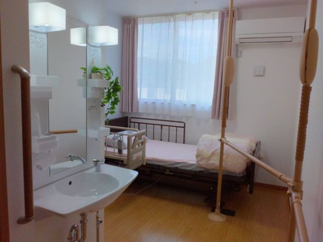整えられた居室空間 居室 清潔で明るい居室をご用意しており、ご入居者さまの日々の生活を支えるお手伝いをするための職場です。手すりや設備も充実しています。