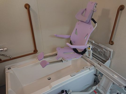 介助浴槽の浴室  
