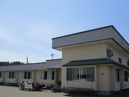 明るい建物の外観