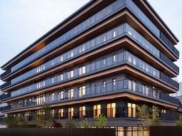 モダンな外観の建物