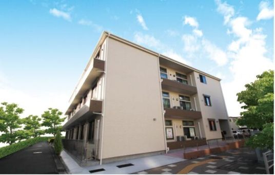 三階建ての建物外観