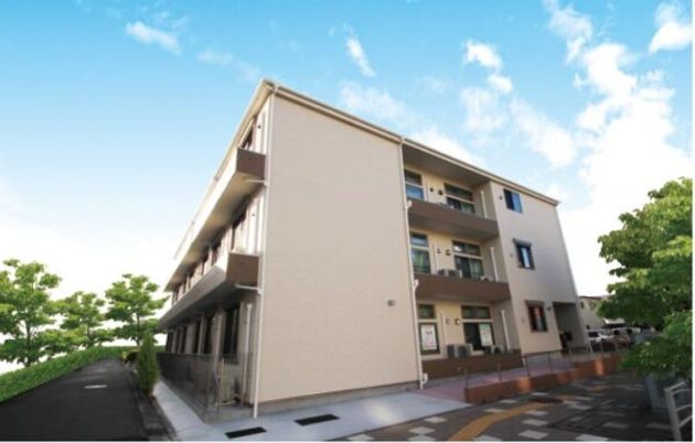 三階建ての建物外観