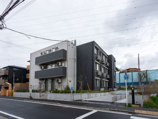 シンプルな建物の外観