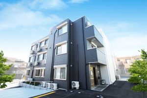 青空の下の建物外観