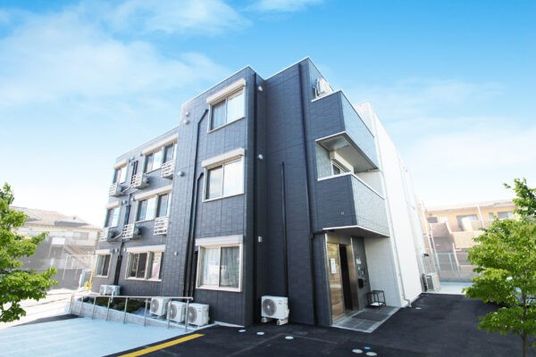 青空の下の建物外観