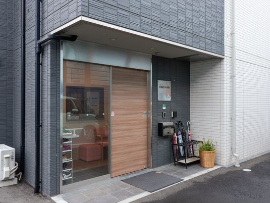 落ち着いた建物の外観