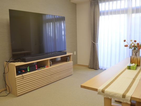 大きなテレビがある部屋