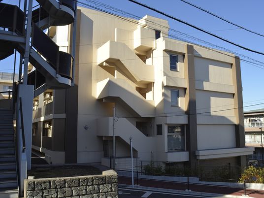明るい建物の外観