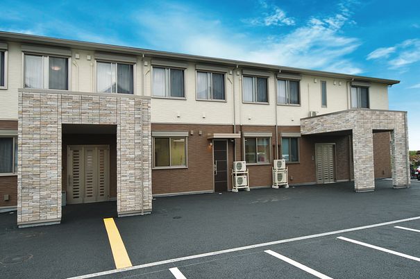 現代的な二階建ての施設外観