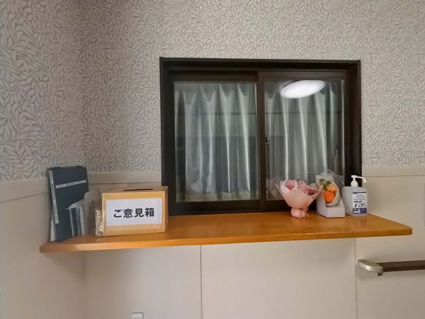 意見箱のある窓辺