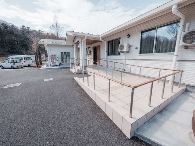 段差なしの入口 外観 建物の入口にはスロープがあり、どなたでも安心して出入りできます。