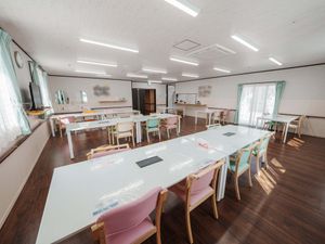 明るい空間の食堂