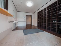 落ち着いた内観